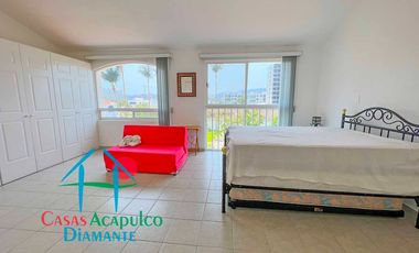 Casa en condominio con club de playa y cancha de tenis. Terraza con salida a la alberca del cúster