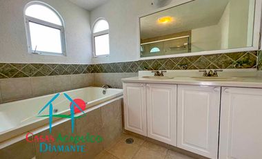 Casa en condominio con club de playa y cancha de tenis. Terraza con salida a la alberca del cúster