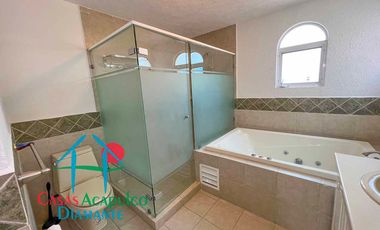 Casa en condominio con club de playa y cancha de tenis. Terraza con salida a la alberca del cúster