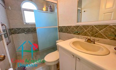 Casa en condominio con club de playa y cancha de tenis. Terraza con salida a la alberca del cúster