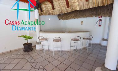 Casa en condominio con club de playa y cancha de tenis. Terraza con salida a la alberca del cúster