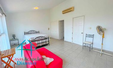 Casa en condominio con club de playa y cancha de tenis. Terraza con salida a la alberca del cúster