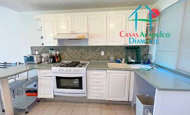 Casa en condominio con club de playa y cancha de tenis. Terraza con salida a la alberca del cúster