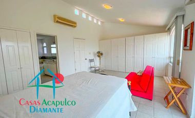 Casa en condominio con club de playa y cancha de tenis. Terraza con salida a la alberca del cúster