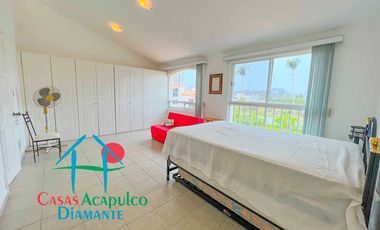 Casa en condominio con club de playa y cancha de tenis. Terraza con salida a la alberca del cúster