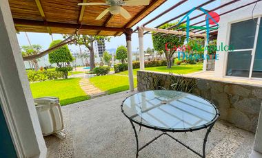 Casa en condominio con club de playa y cancha de tenis. Terraza con salida a la alberca del cúster