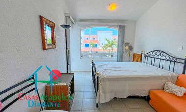 Casa en condominio con club de playa y cancha de tenis. Terraza con salida a la alberca del cúster