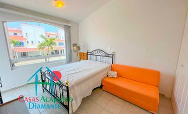 Casa en condominio con club de playa y cancha de tenis. Terraza con salida a la alberca del cúster