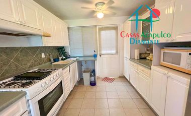 Casa en condominio con club de playa y cancha de tenis. Terraza con salida a la alberca del cúster