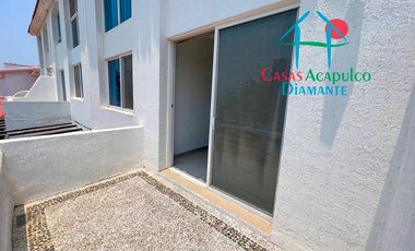 Casa en condominio con club de playa y cancha de tenis. Terraza con salida a la alberca del cúster