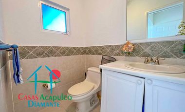 Casa en condominio con club de playa y cancha de tenis. Terraza con salida a la alberca del cúster