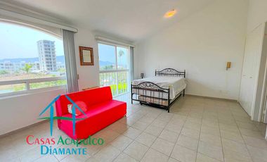 Casa en condominio con club de playa y cancha de tenis. Terraza con salida a la alberca del cúster