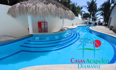 Casa en condominio con club de playa y cancha de tenis. Terraza con salida a la alberca del cúster