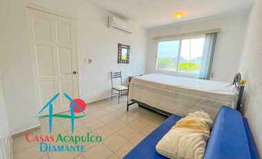 Casa en condominio con club de playa y cancha de tenis. Terraza con salida a la alberca del cúster