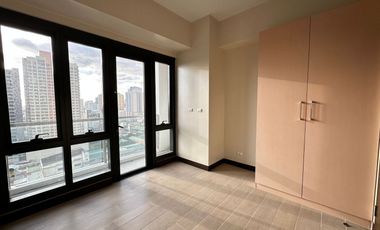 1 Bedroom Corner unit with Balcony Facing the Makati Skyline for SALE