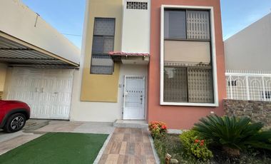 En venta casa en urbanización privada en la zona norte de Manta