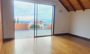 Vendo casa Chia ENCENILLOS DE SINDAMANOY, AREA 266 METROS Y LOTE 1000 METROS, 4 habitaciones  + cuarto de servicio+ estudio+sala con chimenea, cocina,
