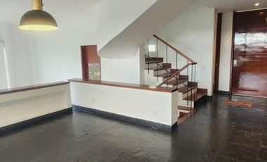Vendo casa Chia ENCENILLOS DE SINDAMANOY, AREA 266 METROS Y LOTE 1000 METROS, 4 habitaciones  + cuarto de servicio+ estudio+sala con chimenea, cocina,