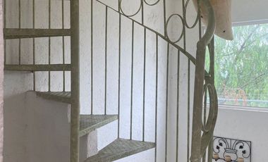 VENDO CASA AMUEBLADA Y EQUIPADA, JARDÍN, ALBERCA A UN COSTADO DEL FRACC. BURGOS