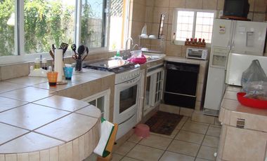 VENDO CASA AMUEBLADA Y EQUIPADA, JARDÍN, ALBERCA A UN COSTADO DEL FRACC. BURGOS