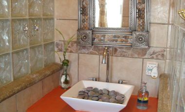 VENDO CASA AMUEBLADA Y EQUIPADA, JARDÍN, ALBERCA A UN COSTADO DEL FRACC. BURGOS