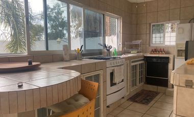 VENDO CASA AMUEBLADA Y EQUIPADA, JARDÍN, ALBERCA A UN COSTADO DEL FRACC. BURGOS