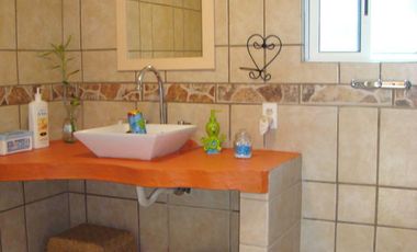 VENDO CASA AMUEBLADA Y EQUIPADA, JARDÍN, ALBERCA A UN COSTADO DEL FRACC. BURGOS