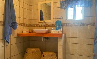 VENDO CASA AMUEBLADA Y EQUIPADA, JARDÍN, ALBERCA A UN COSTADO DEL FRACC. BURGOS