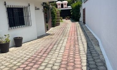 EN VENTA PROPIEDAD CON 2 CASAS, UN NIVEL EN CUERNAVACA, MORELOS.