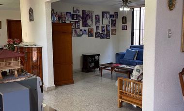 EN VENTA PROPIEDAD CON 2 CASAS, UN NIVEL EN CUERNAVACA, MORELOS.
