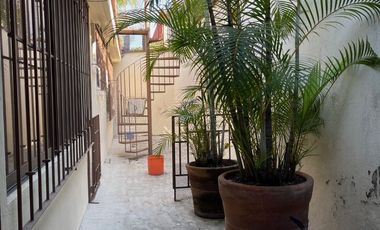 EN VENTA PROPIEDAD CON 2 CASAS, UN NIVEL EN CUERNAVACA, MORELOS.
