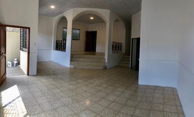 Alquilo casa remodelada con hermosos acabados en Samanes 2 (J Luna)