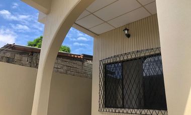 Alquilo casa remodelada con hermosos acabados en Samanes 2 (J Luna)