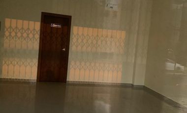 rento local comercial en avenida Rio Lelia