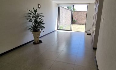 CASA EN RENTA EN PUEBLA EN FRACC. REAL SANTA CRUZ, CERCA DEL COLEGIO HUMBOLDT