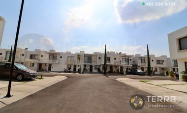 RENTA CASA Amplia 🏡 en la Cantera Residencial Celaya Gto. Villa Marino Fraccionamiento con Alberca 🏊 Gym Área de Juegos Infantiles 👦 👧🏼