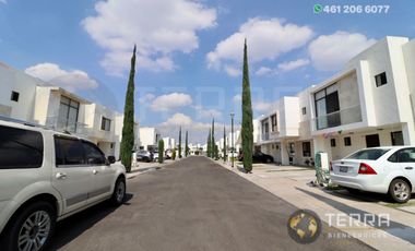 RENTA CASA Amplia 🏡 en la Cantera Residencial Celaya Gto. Villa Marino Fraccionamiento con Alberca 🏊 Gym Área de Juegos Infantiles 👦 👧🏼