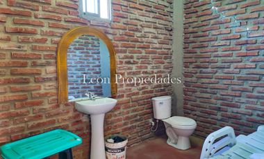 León propiedades vende o arrienda gran casa con establo en Fundo Alhué, Curacaví.