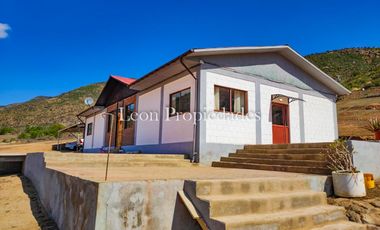 León propiedades vende o arrienda gran casa con establo en Fundo Alhué, Curacaví.