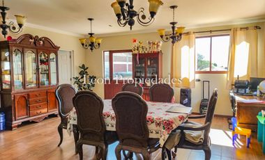 León propiedades vende o arrienda gran casa con establo en Fundo Alhué, Curacaví.