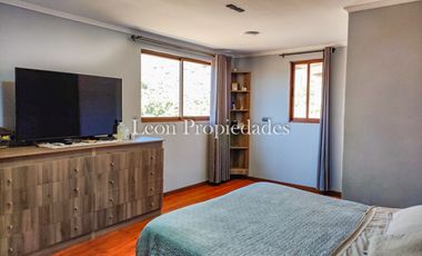 León propiedades vende o arrienda gran casa con establo en Fundo Alhué, Curacaví.