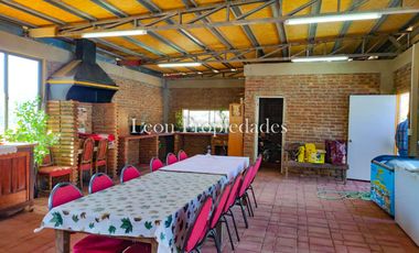 León propiedades vende o arrienda gran casa con establo en Fundo Alhué, Curacaví.