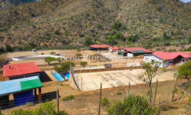 León propiedades vende o arrienda gran casa con establo en Fundo Alhué, Curacaví.