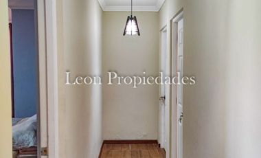 León propiedades vende o arrienda gran casa con establo en Fundo Alhué, Curacaví.