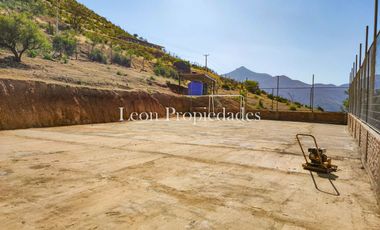 León propiedades vende o arrienda gran casa con establo en Fundo Alhué, Curacaví.