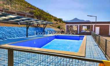 León propiedades vende o arrienda gran casa con establo en Fundo Alhué, Curacaví.