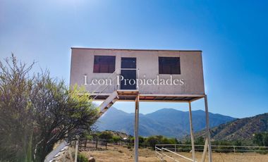 León propiedades vende o arrienda gran casa con establo en Fundo Alhué, Curacaví.