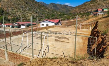 León propiedades vende o arrienda gran casa con establo en Fundo Alhué, Curacaví.