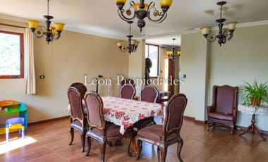 León propiedades vende o arrienda gran casa con establo en Fundo Alhué, Curacaví.