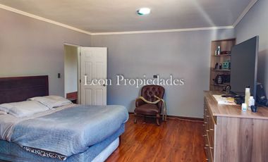 León propiedades vende o arrienda gran casa con establo en Fundo Alhué, Curacaví.